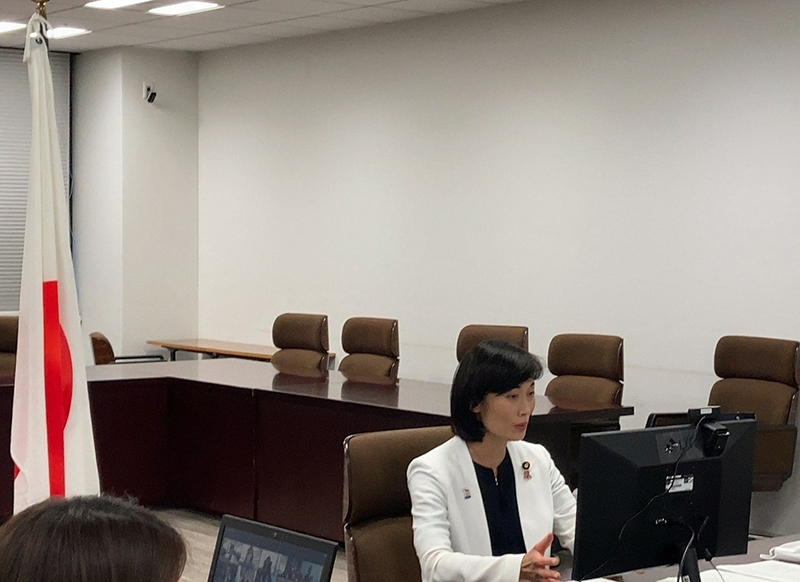 オンライン会議に参加する丸川大臣の写真
