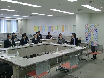 静岡市女性会館での取組について説明を受ける中川大臣