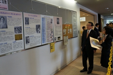 館内の展示資料を見学する中川大臣