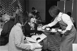 「NPO法人静岡県男女共同参画センター交流会議」による静岡茶の提供