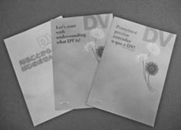 DV啓発パンフレット（写真は左から日本語版、英語版、ポルトガル語版）
