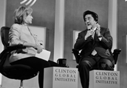 ヒラリー・クリントン前米国務長官と安倍総理大臣