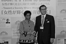 UN Women東京事務所開設に向けて、ムランボ＝ヌクカUN Women事務局長と文京区成澤区長（WAW!ボードメッセージの前で）
