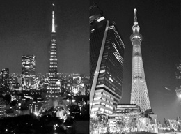 パープル・ライトアップされた東京タワーとスカイツリー