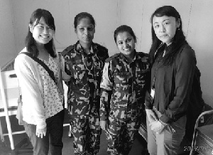 「UNMISSネパール軍の女性兵士と筆者（右）」（2017年８月）※左も連絡調整要員