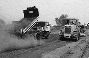 「施設隊道路整備作業の様子」「ナバリ地区コミュニティ道路整備（H25.1-11（3次要員～4次要員））」
