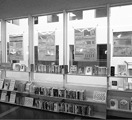 桑名市立中央図書館での展示の様子