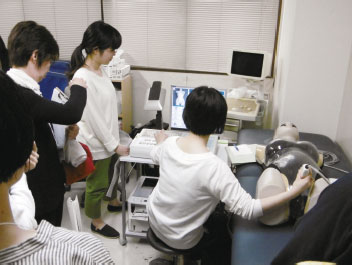 超音波シュミレーション装置での演習の写真