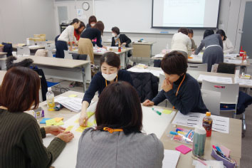 主産した女性と赤ちゃんに寄り添う助産師の写真