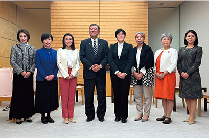 地域で輝く女性起業家サロン参加者と石破内閣総理大臣との面会　写真