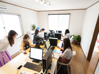 LIFULL FaMにおける業務の様子　写真