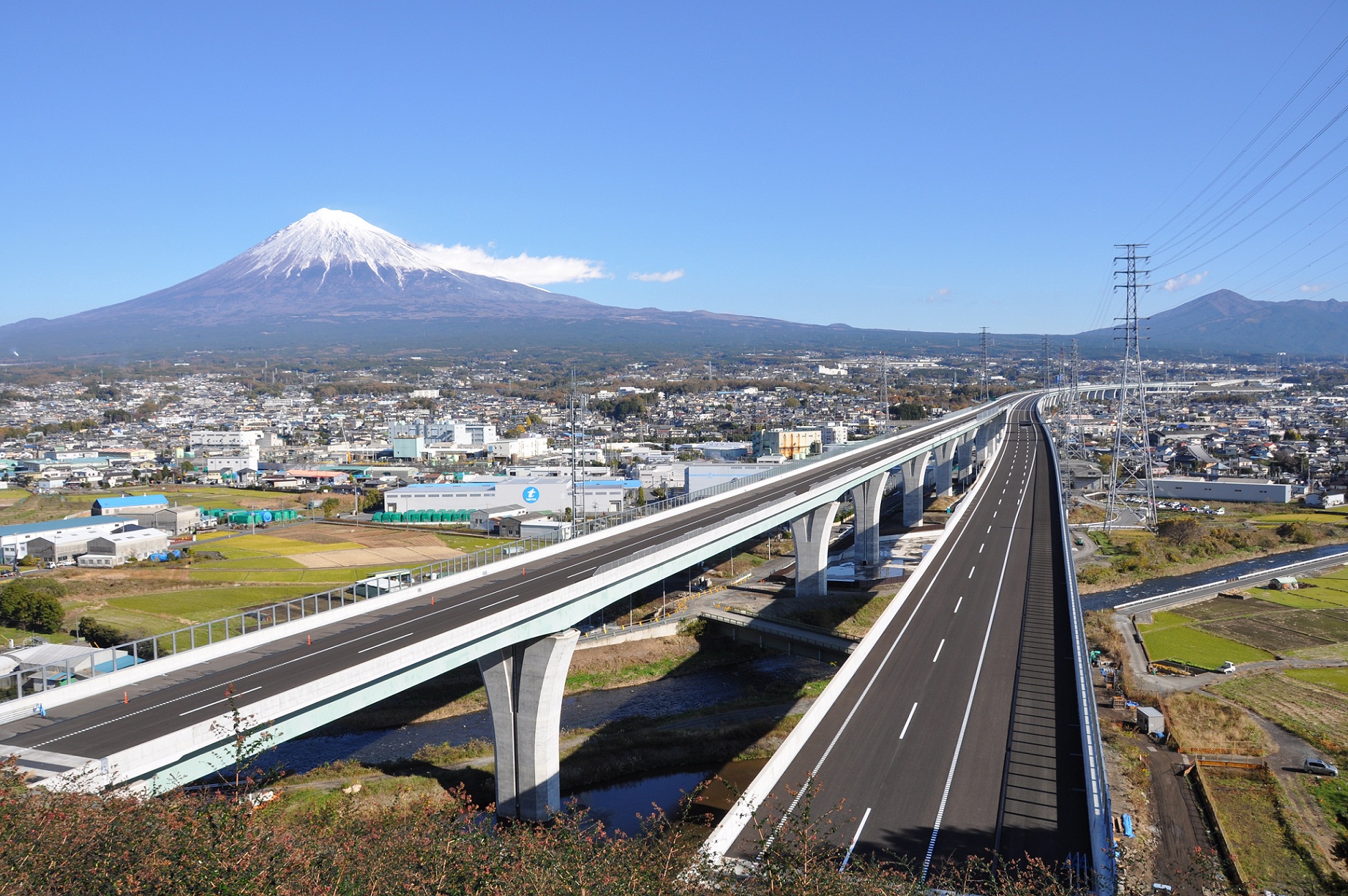 富士山と高速道路