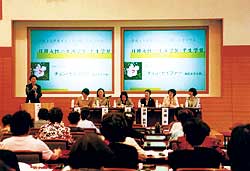 Prof. Emeritus Chung Sei-Wha of Ewha Womans University, serves as the mediator between Japanese and Korean members and provides comments. 