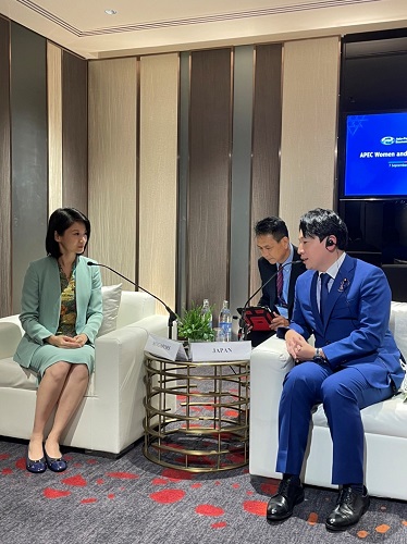 小倉大臣とシンガポールのサン大臣の会談の様子の写真