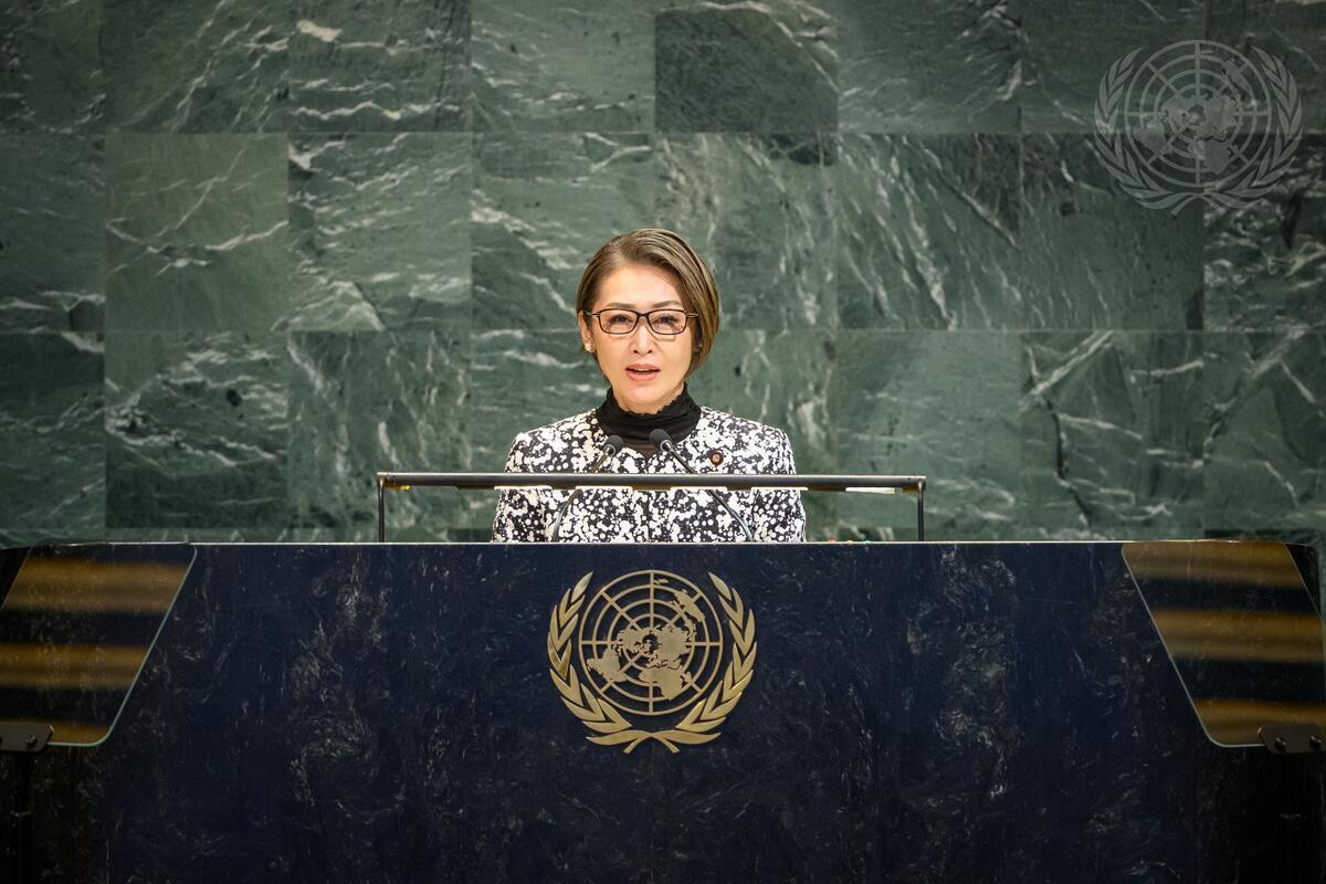 国連総会議場にてステートメントを述べる三原大臣