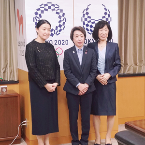 橋本大臣とEMPOWER日本代表のアキレス氏（右）・塚原氏（左）写真