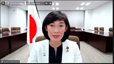 オンライン会議で発言する丸川大臣の写真