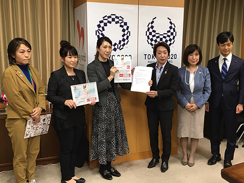 緊急避妊薬の薬局での入手を実現する市民プロジェクトから、要望書と署名を受け取る橋本大臣の様子