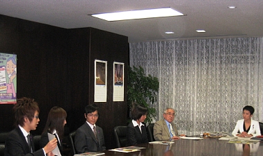 蓮舫内閣府特命担当大臣（男女共同参画）、中央大学及び武蔵野美術大学の皆さん01