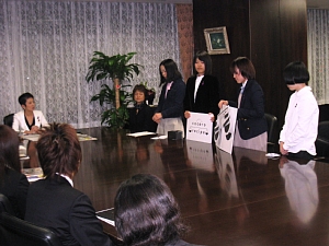 蓮舫内閣府特命担当大臣（男女共同参画）、中央大学及び武蔵野美術大学の皆さん02