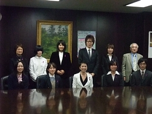 蓮舫内閣府特命担当大臣（男女共同参画）、中央大学及び武蔵野美術大学の皆さん03