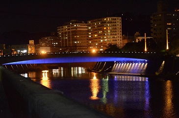 甲突川橋梁（西田橋）／鹿児島県（11/12～11/25）のパープル・ライトアップ