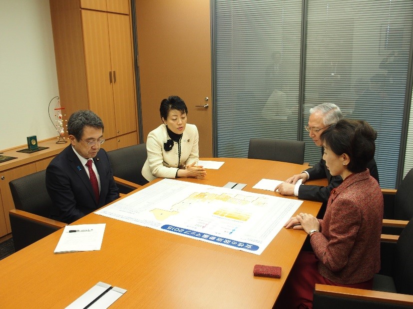 我が国における政治分野における女性の参画状況について説明する有村大臣・赤澤副大臣