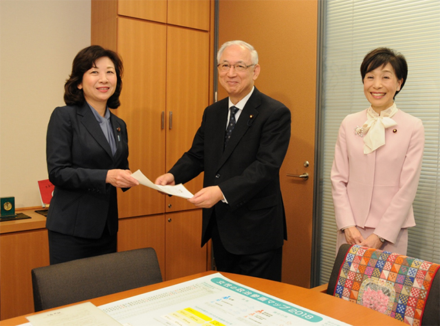 公明党の井上義久幹事長、古屋範子女性委員長に要請文を手渡す有村大臣・赤澤副大臣