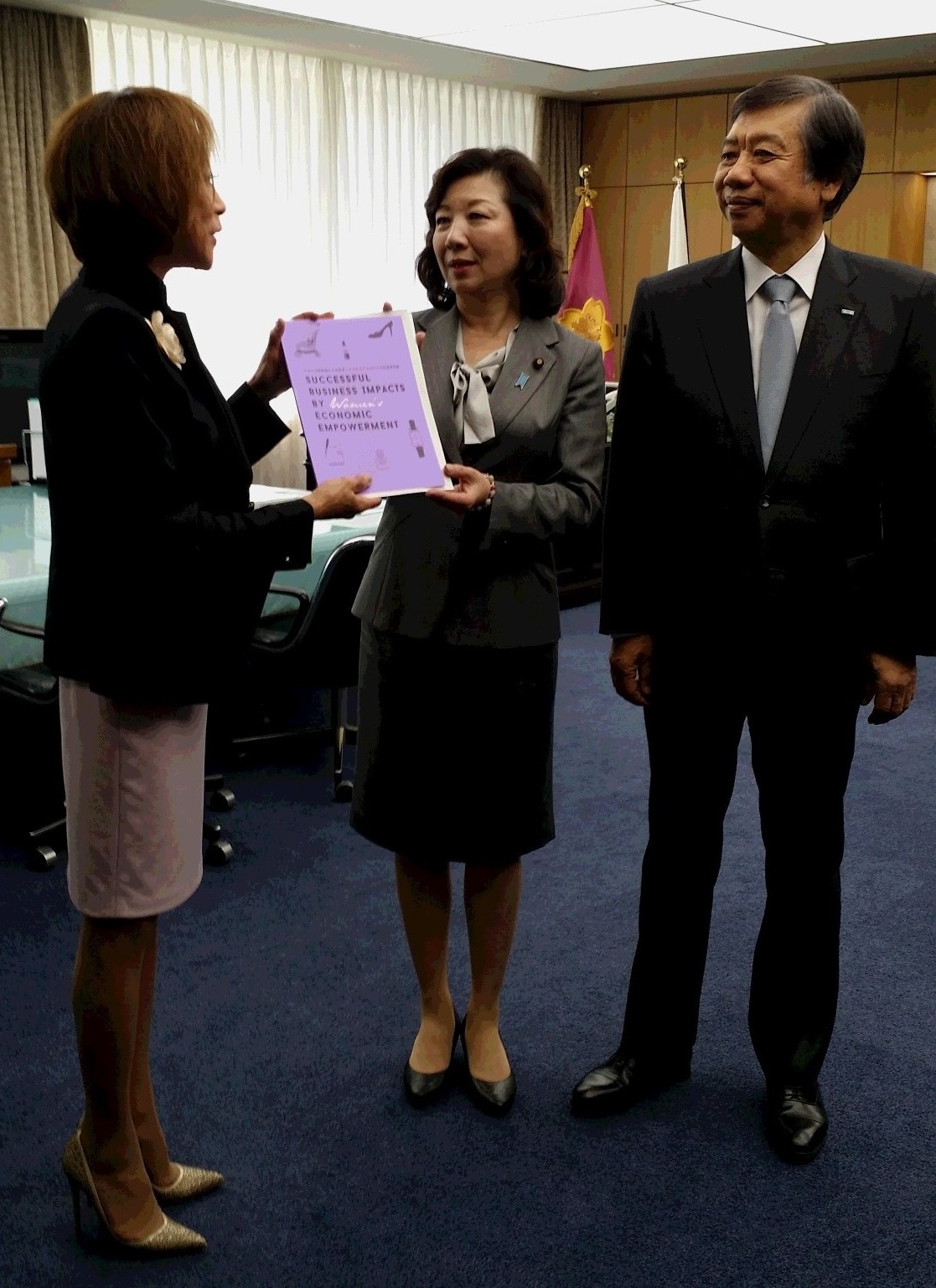 提言を手交される野田大臣