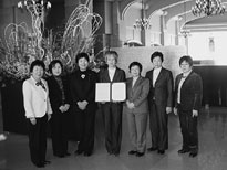採択したサミットアピール文を手に持つ東神楽町の川野恵子町長（中央）ら７人の女性町長