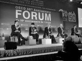 OECDフォーラム「より良い生活のためのより良い政策」セッション。一番左が末松内閣府副大臣。）