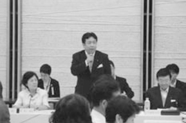 会議冒頭で挨拶する枝野官房長官