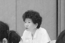 報告する國井委員長（女性の経済活動小委員会）