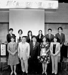 1列目左から、武川恵子局長、古川康知事、富吉賢太郎さん、清澄由美子さん、内田輝美さん、2列目左から、武久朋美さん、安永理佳子さん、市丸初美さん、古田香さん、坂本裕三さん、山本征史さん