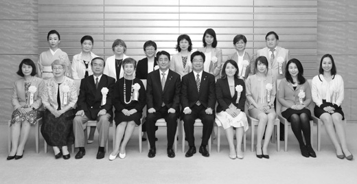 安倍内閣総理大臣及び加藤内閣府特命担当大臣と受賞者の皆様による記念撮影の様子