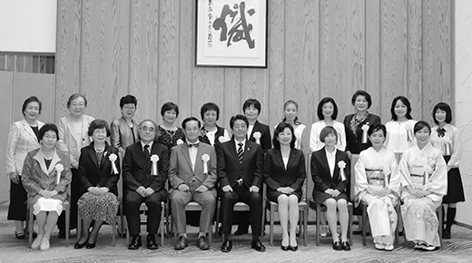 安倍内閣総理大臣及び野田内閣府特命担当大臣（男女共同参画）と受賞者の皆様による記念撮影の様子