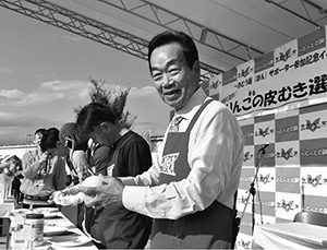 りんごの皮をむく藤野市長