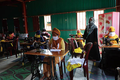 バングラデシュにて、UN Womenの支援を受けマスクを作成する女性達