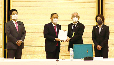 第62回男女共同参画会議（令和２年12月25日）で答申を受ける菅内閣総理大臣