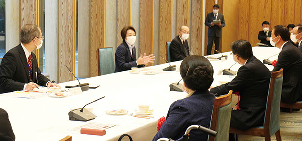 橋本大臣と表彰企業との意見交換