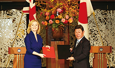 2020年10月、日英FTAに署名するリズ・トラス国際貿易大臣（当時）と茂木敏充外務大臣（同）