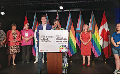 LGBTの人々の権利と平等を推進するための「連邦アクションプラン」の始動を宣言するトルドー首相とイエン女性・ジェンダー平等・青少年担当大臣（2022年8月）