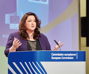 EUジェンダー平等戦略についての記者会見を行うヘレナ・ダッリ平等担当欧州委員