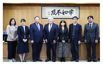 学長と男女共同参画・ダイバーシティ戦略推進室メンバー