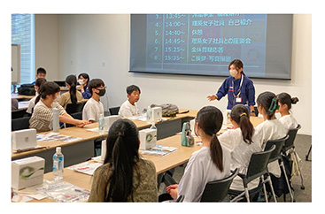 理工系企業見学バスツアーの様子