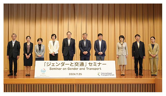 登壇者の集合写真