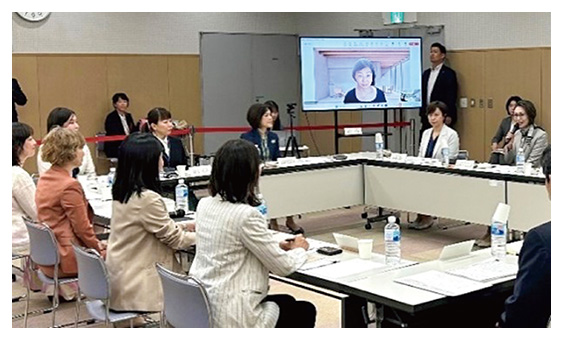 女性活躍・男女共同参画担当大臣が日本各地で開催してきた、地域で活躍する女性起業家等と今求められている支援策等についてフランクに論じ合う「地域で輝く女性起業家サロン」の様子