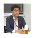 塚越氏
