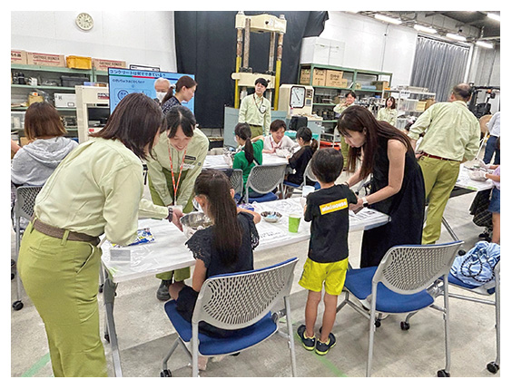 小学生班の「モルタルを使った強度実験」の様子