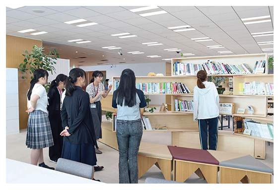 職場見学の様子